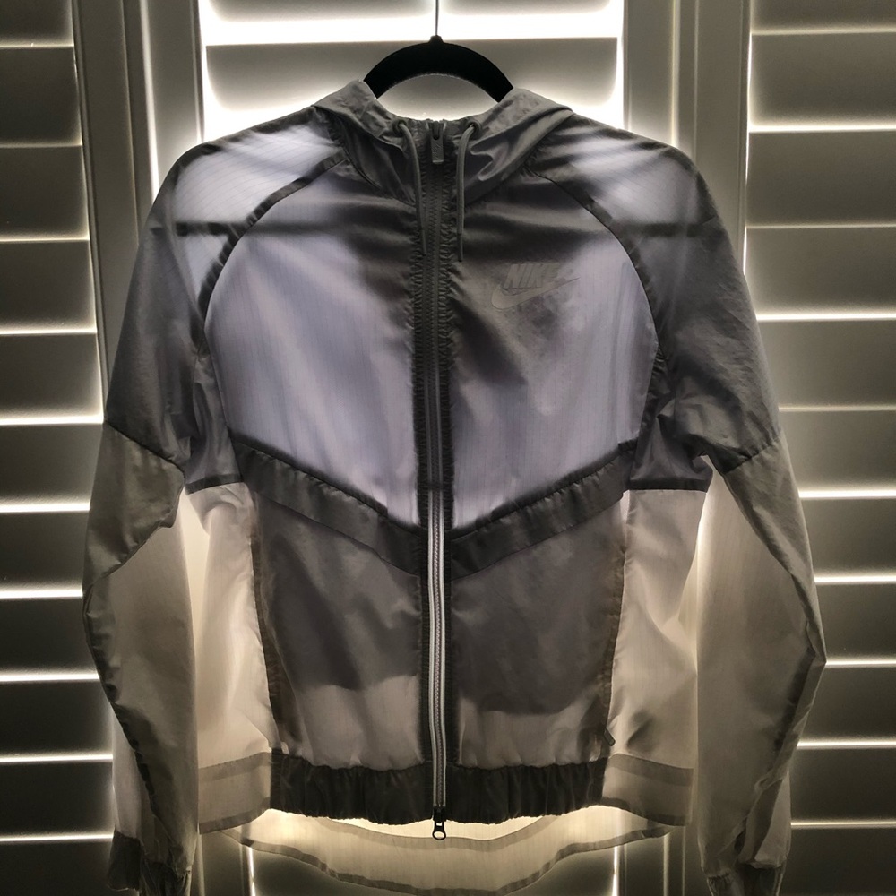 NIKE WINDBREAKER GREY AND WHITE